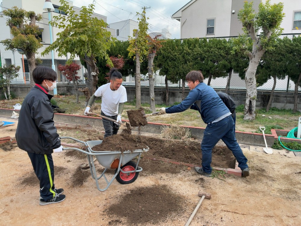 青年部　西宮市立瓦林小学校で子どもたちと一緒に花壇づくり